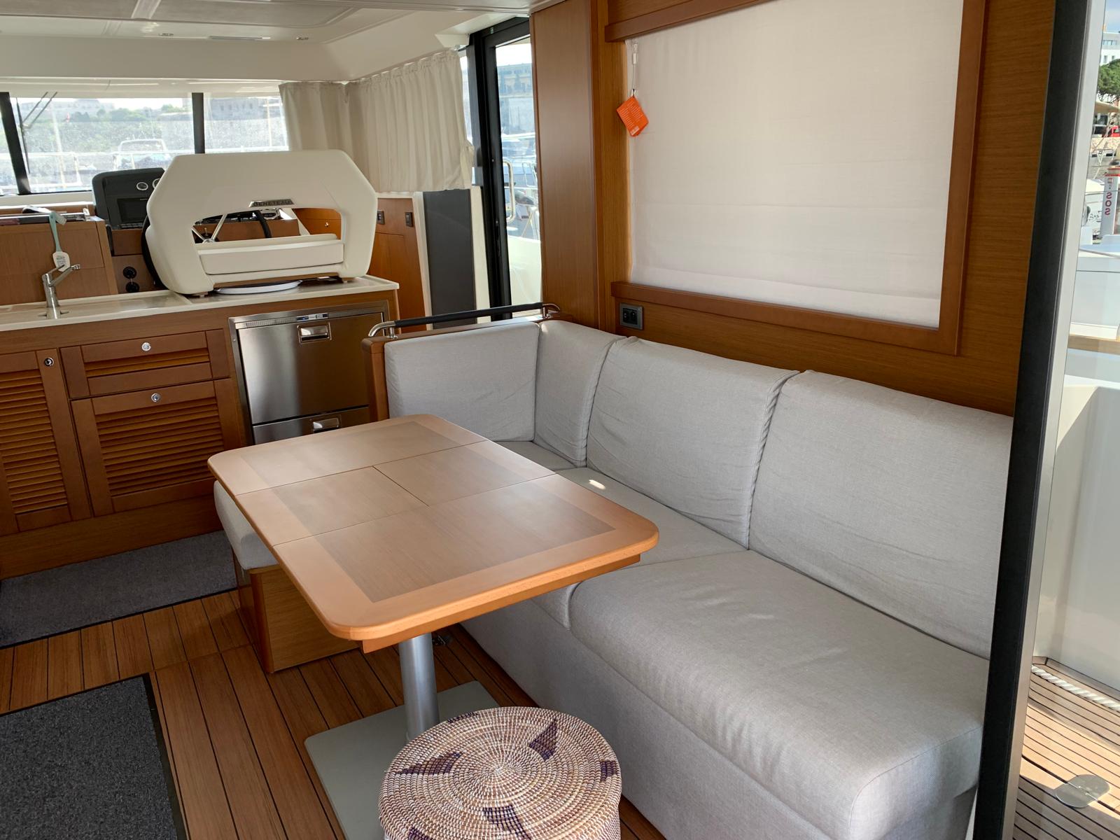 BANDAMA galley with gas hob, oven, sink, and helm seat